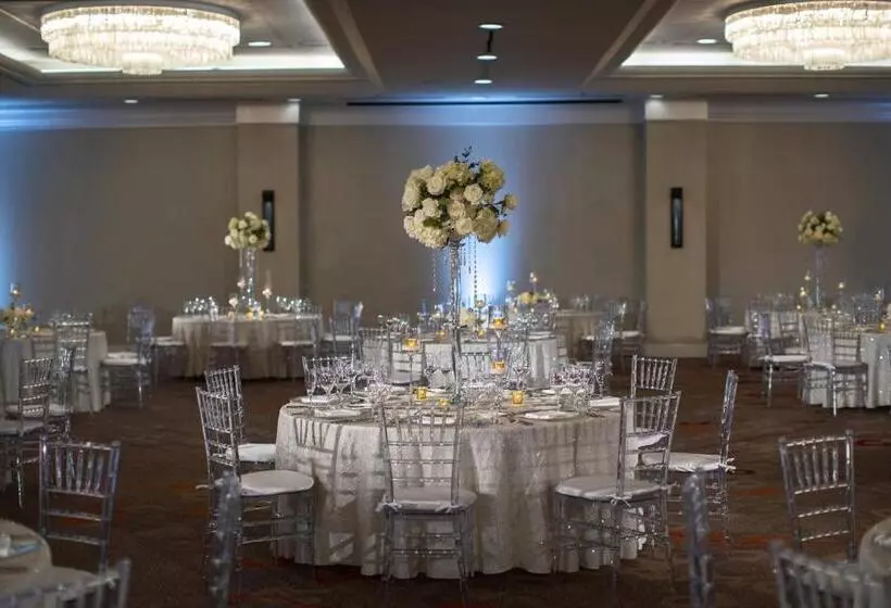 Отель The Baronette Renaissance Detroitnovi