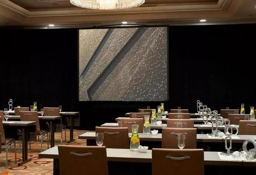 Отель The Baronette Renaissance Detroitnovi