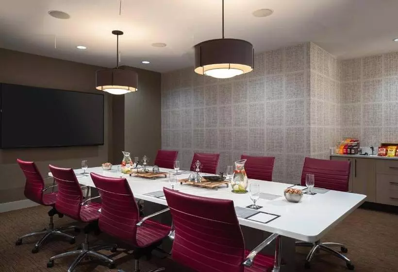 Отель The Baronette Renaissance Detroitnovi