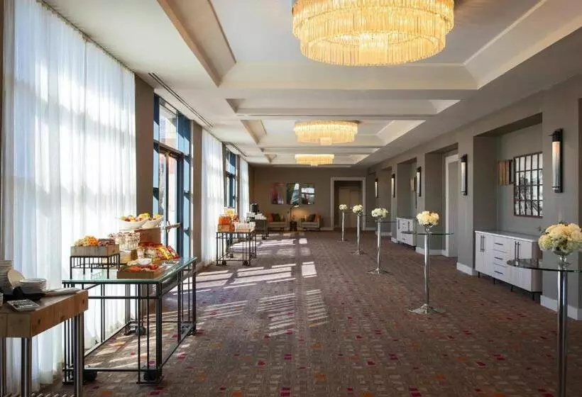 Отель The Baronette Renaissance Detroitnovi