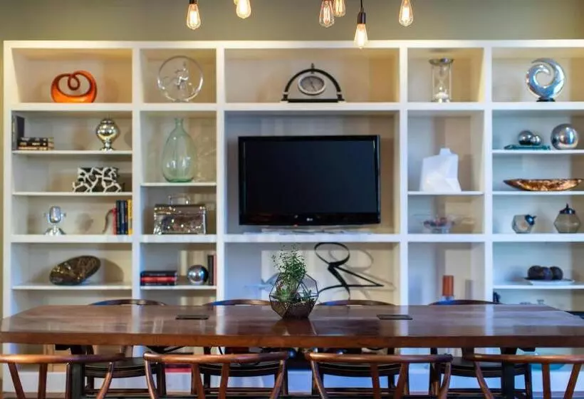 Отель The Baronette Renaissance Detroitnovi