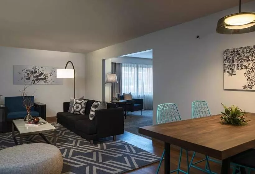 Отель The Baronette Renaissance Detroitnovi