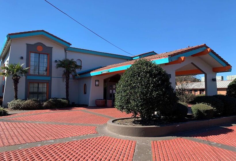 هتل Howard Johnson By Wyndham Columbus Fort Moore