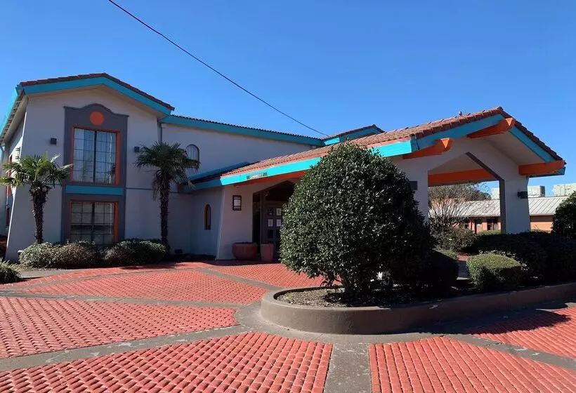 فندق Howard Johnson By Wyndham Columbus Fort Moore