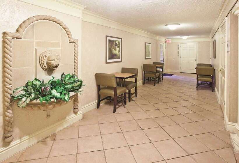 هتل Howard Johnson By Wyndham Columbus Fort Moore