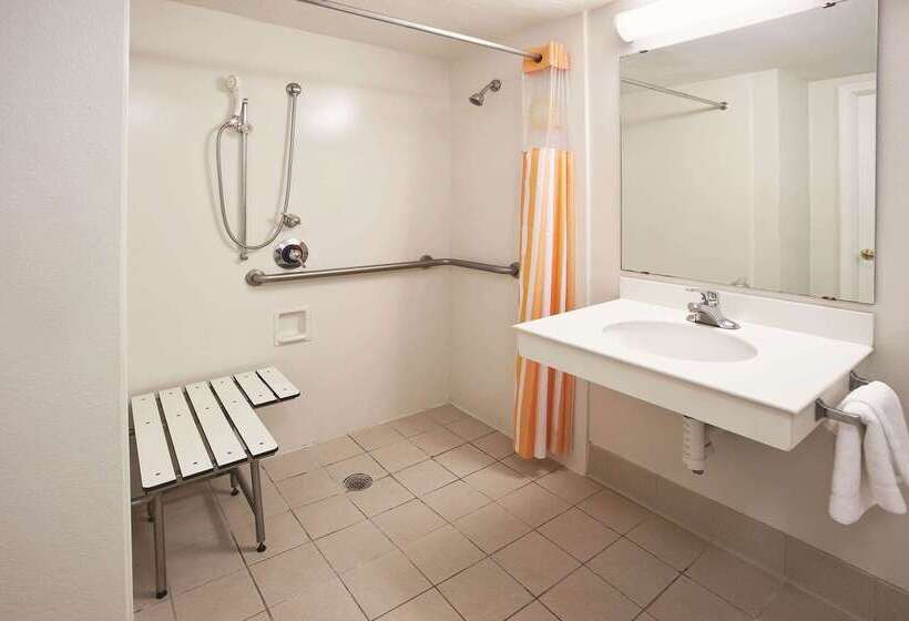 هتل Howard Johnson By Wyndham Columbus Fort Moore