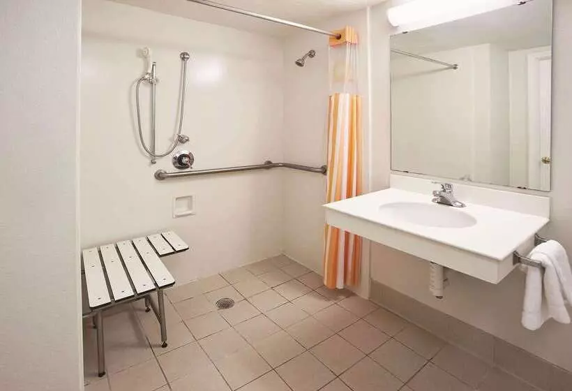 فندق Howard Johnson By Wyndham Columbus Fort Moore