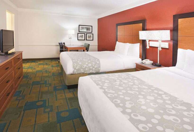 هتل Howard Johnson By Wyndham Columbus Fort Moore