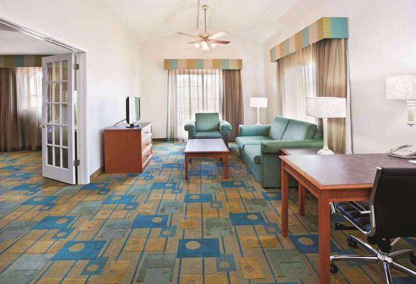 هتل Howard Johnson By Wyndham Columbus Fort Moore