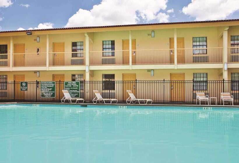 هتل Howard Johnson By Wyndham Columbus Fort Moore