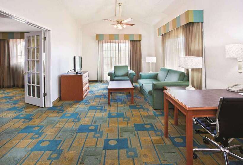 هتل Howard Johnson By Wyndham Columbus Fort Moore