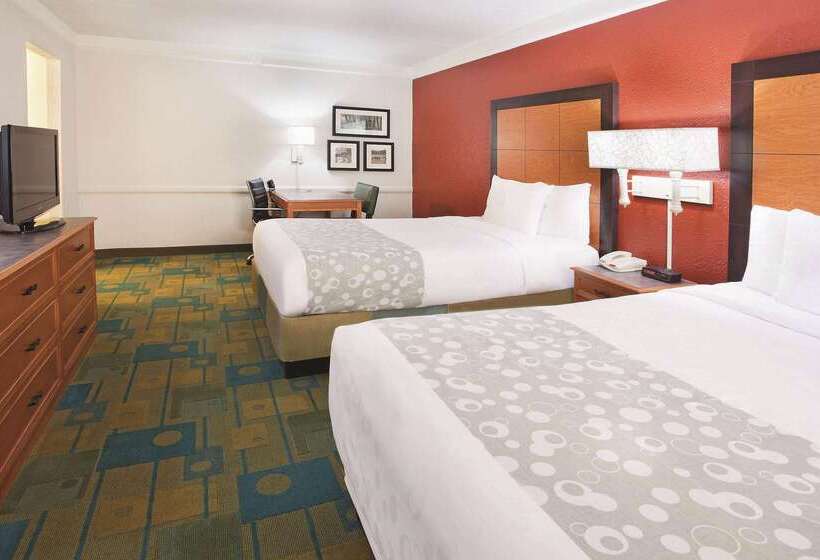 هتل Howard Johnson By Wyndham Columbus Fort Moore