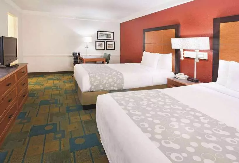 فندق Howard Johnson By Wyndham Columbus Fort Moore