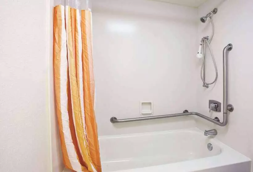 فندق Howard Johnson By Wyndham Columbus Fort Moore