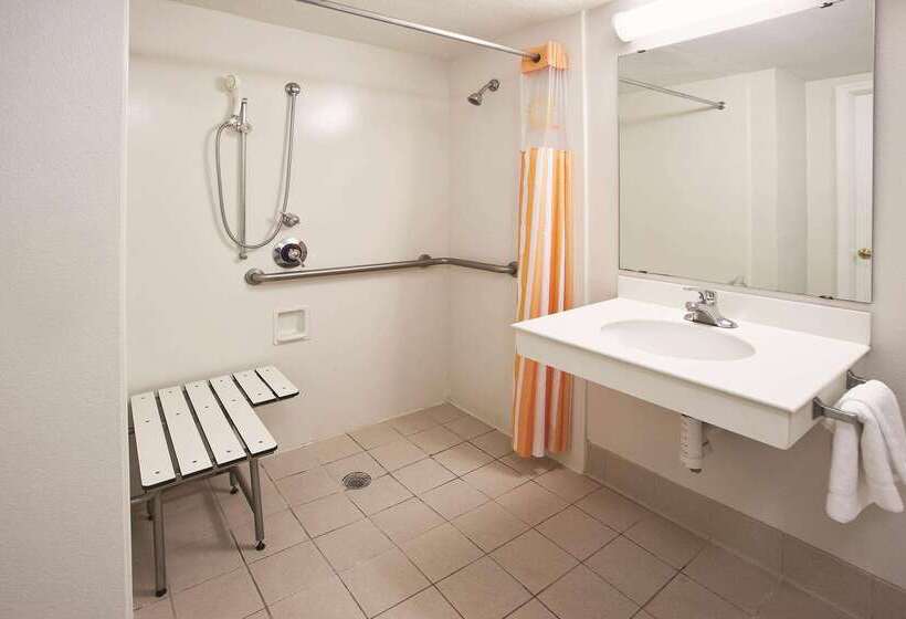 هتل Howard Johnson By Wyndham Columbus Fort Moore