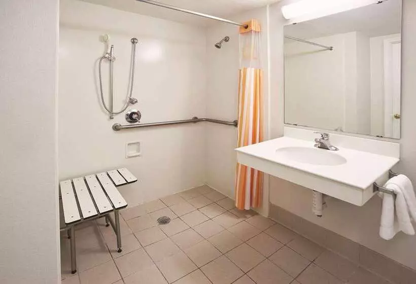 فندق Howard Johnson By Wyndham Columbus Fort Moore