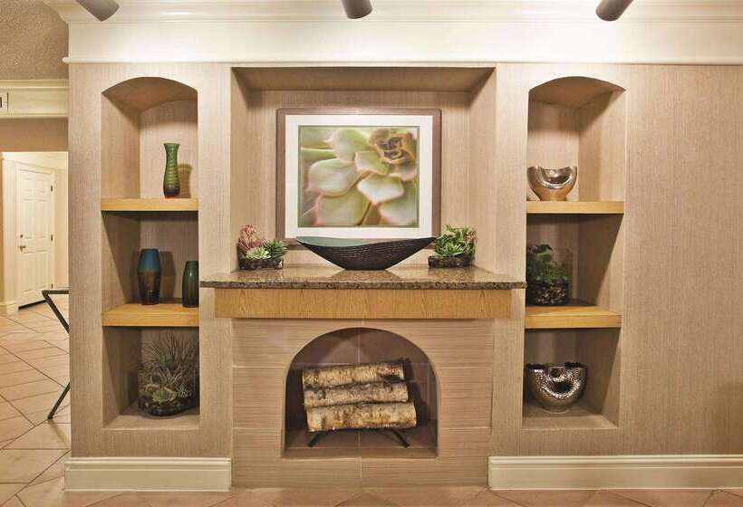 هتل Howard Johnson By Wyndham Columbus Fort Moore