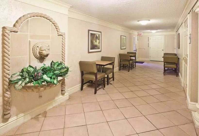 فندق Howard Johnson By Wyndham Columbus Fort Moore