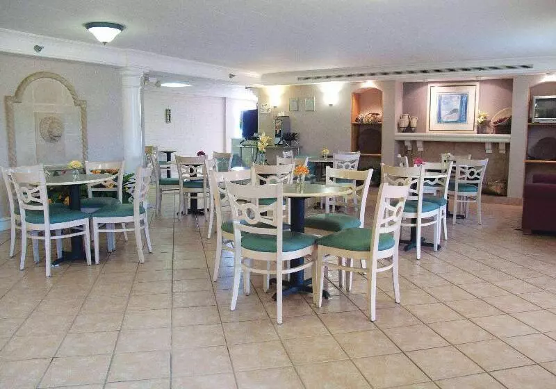 Отель La Quinta Inn By Wyndham Norfolk Virginia Beach