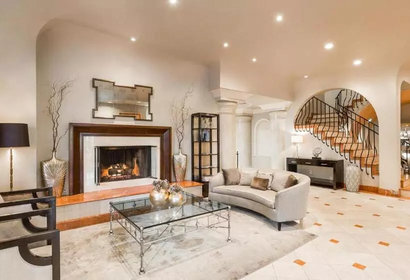 فندق Montecito Inn