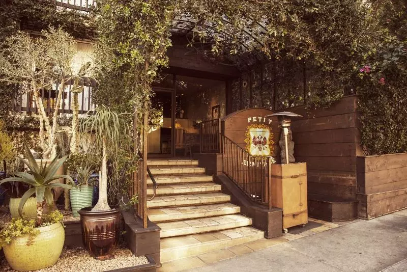 هتل Petit Ermitage