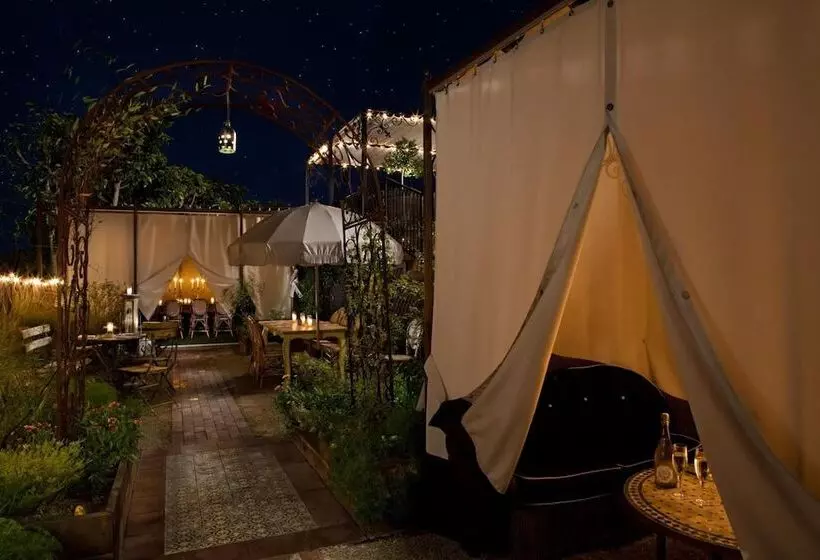 هتل Petit Ermitage