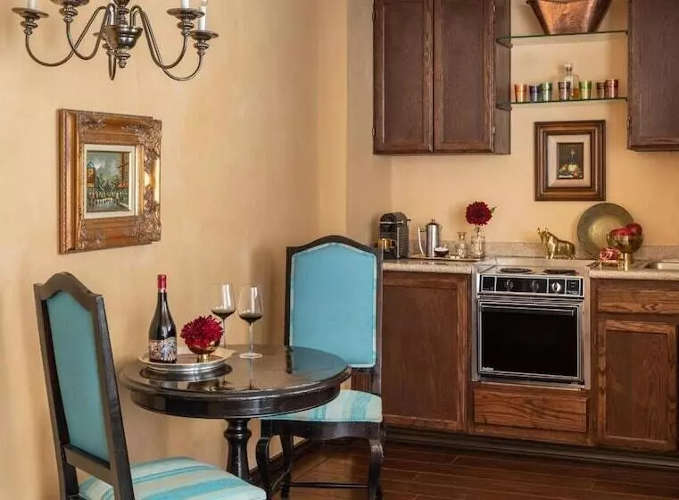 هتل Petit Ermitage