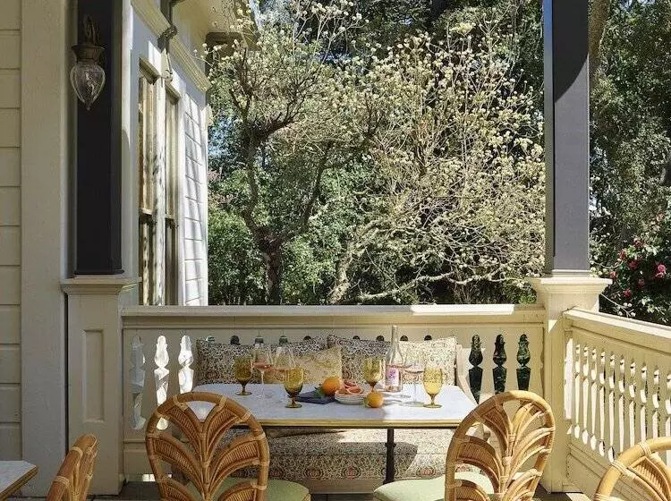 Отель The Madrona