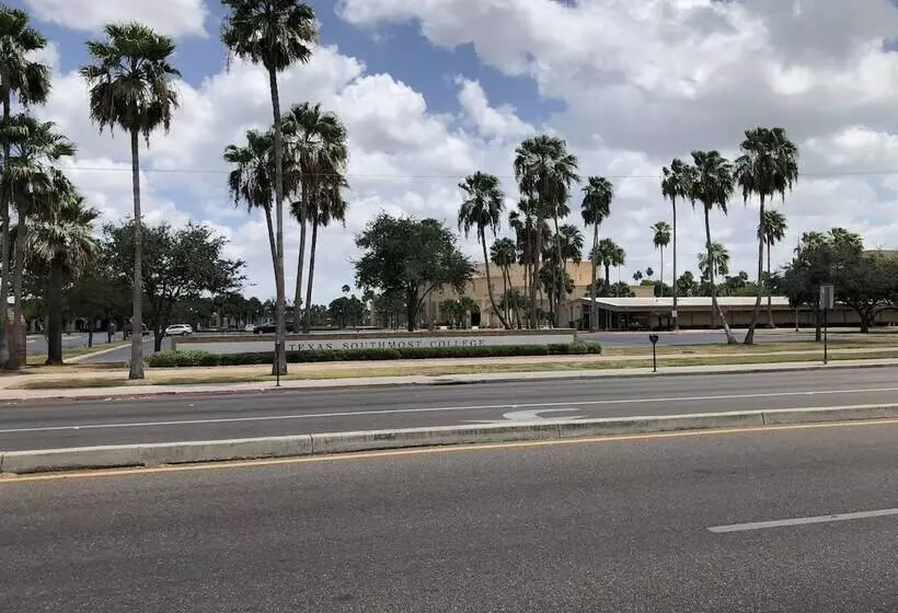 Отель University Inn & Suites