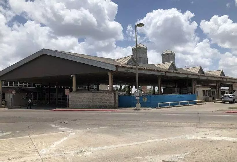 Отель University Inn & Suites