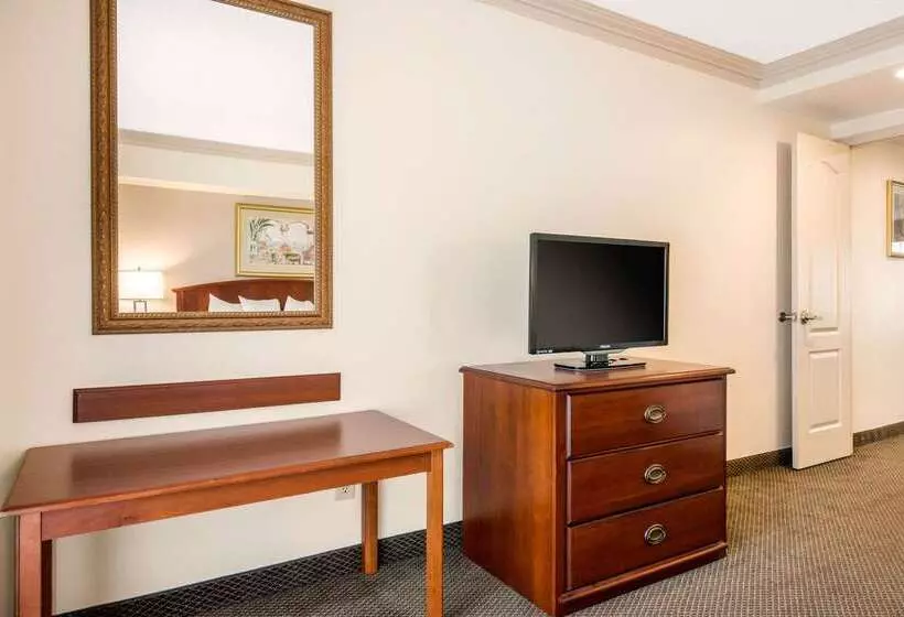 리조트 Quality Inn & Suites Tarpon Springs South