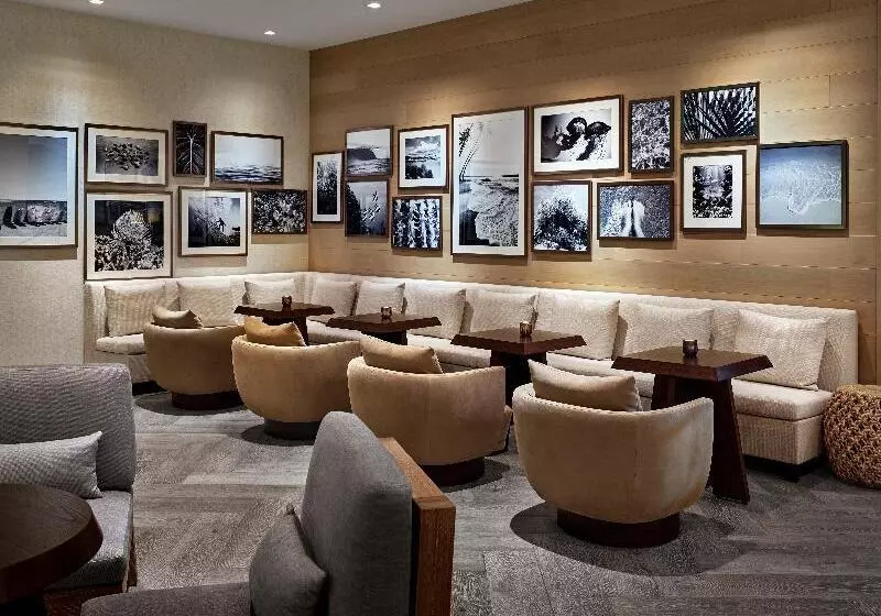 ホテル Alohilani Resort Waikiki Beach