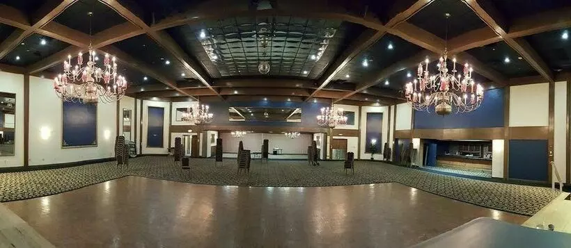 Hotel Carlisle & Embers Convention Center