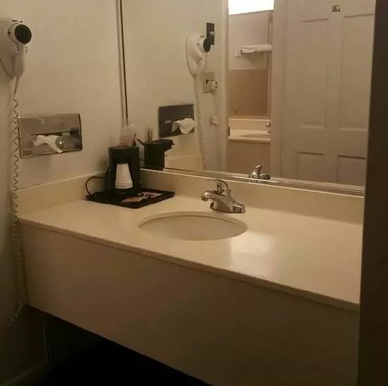 Hotel Carlisle & Embers Convention Center