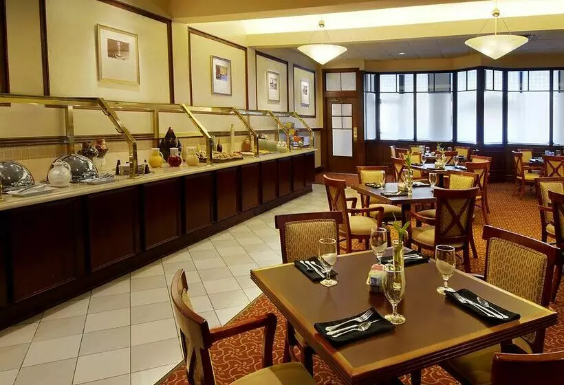 ホテル Hilton Indianapolis North