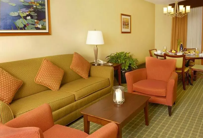 ホテル Hilton Indianapolis North