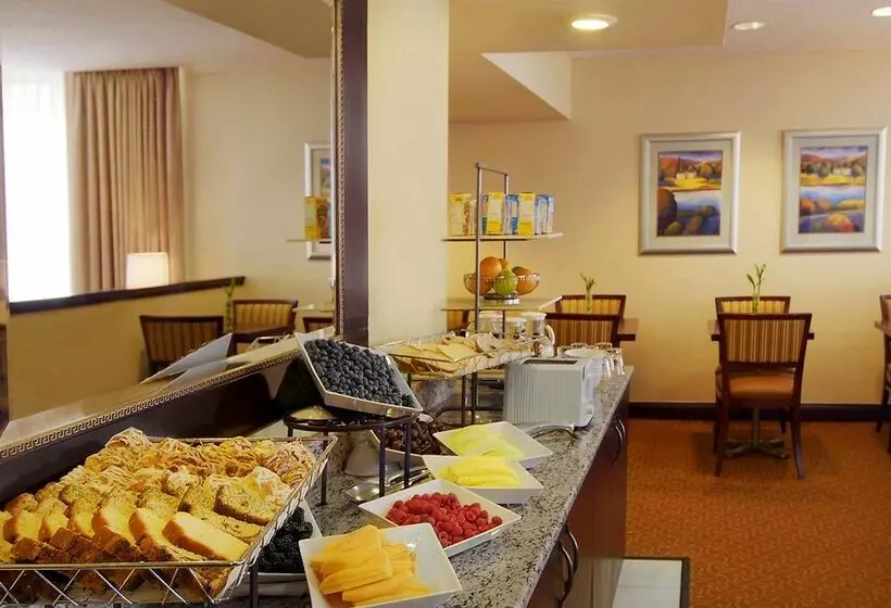 ホテル Hilton Indianapolis North