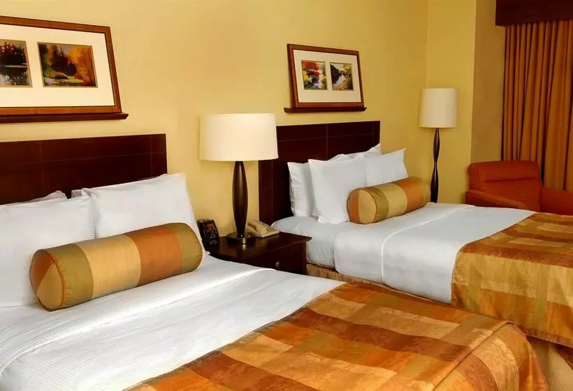 ホテル Hilton Indianapolis North