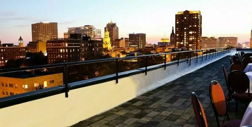 Отель Park East Downtown Lakeshore