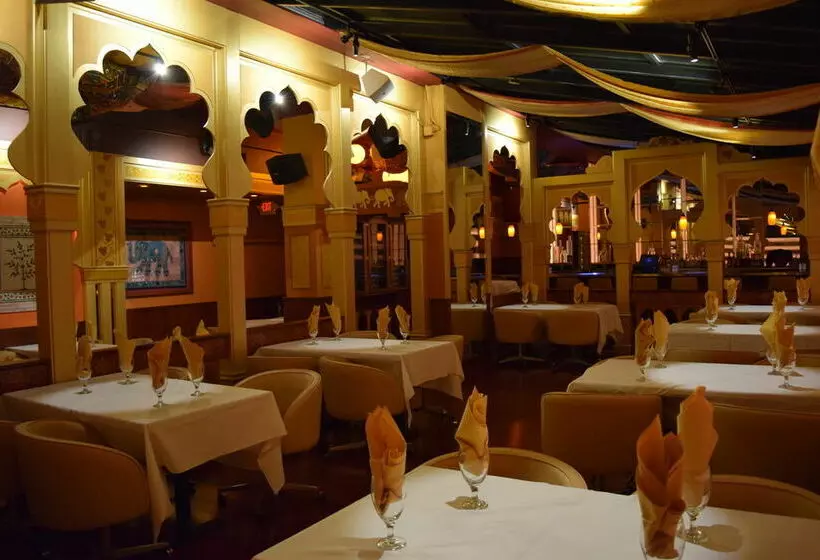 Отель Park East Downtown Lakeshore