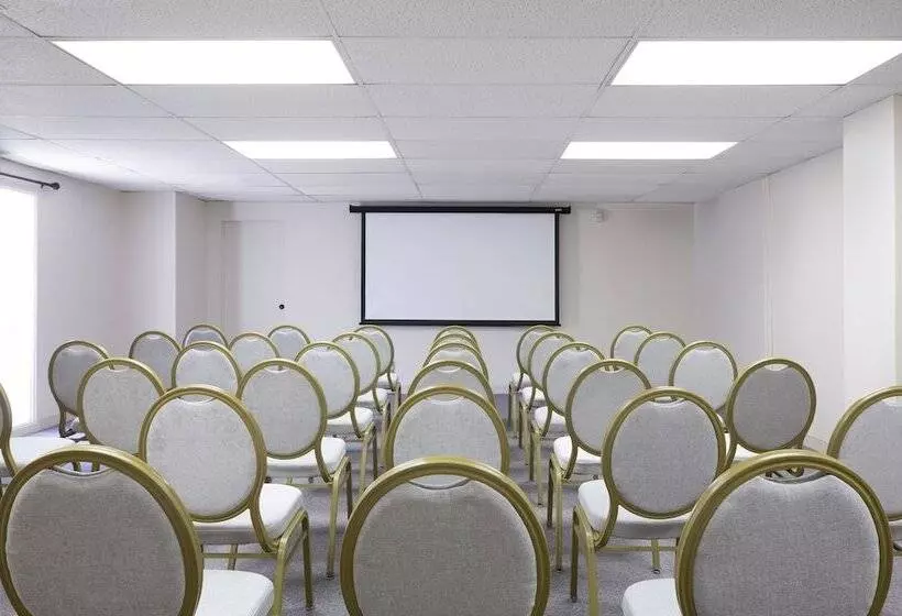 בית מלון כפרי Park Shore Waikiki