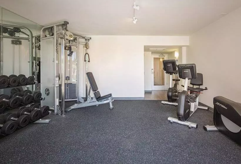 בית מלון כפרי Park Shore Waikiki