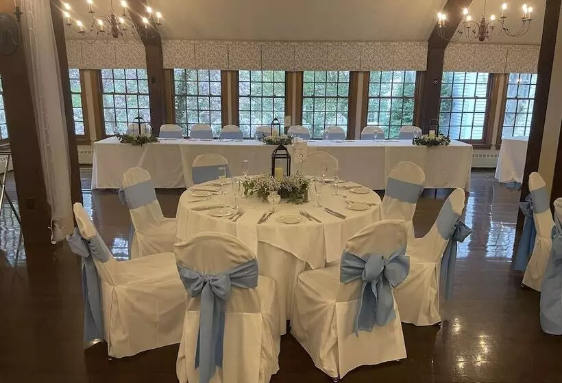 فندق Publick House Historic Inn And Country Motor Lodge