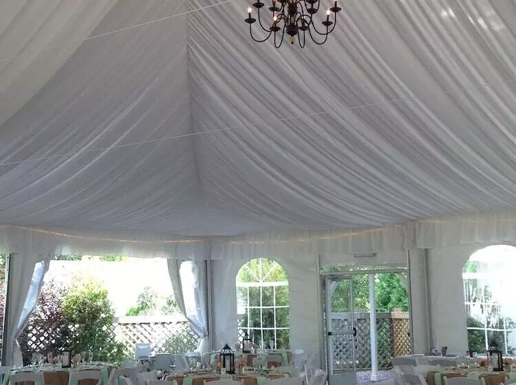 فندق Publick House Historic Inn And Country Motor Lodge