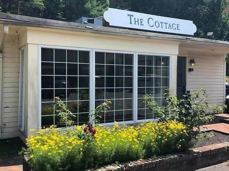 فندق Publick House Historic Inn And Country Motor Lodge