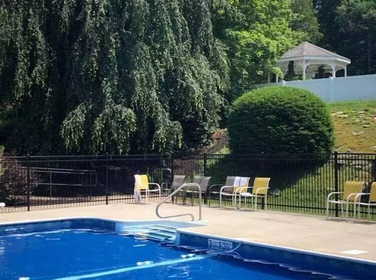 فندق Publick House Historic Inn And Country Motor Lodge