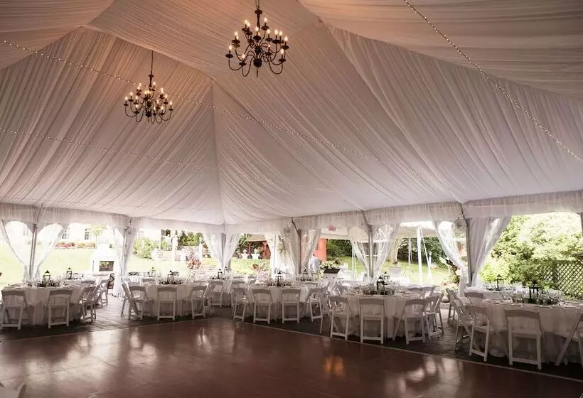 فندق Publick House Historic Inn And Country Motor Lodge