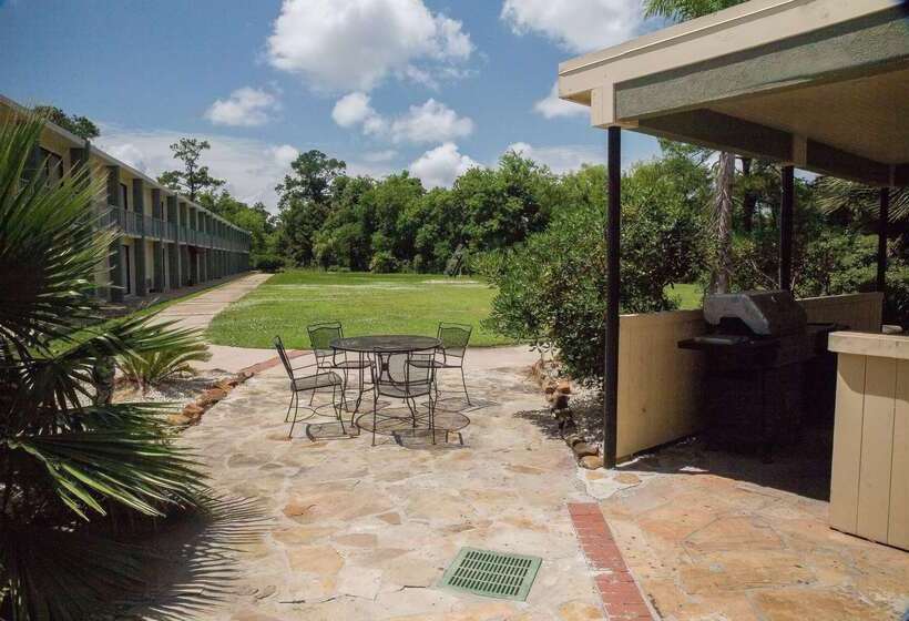 فندق Ramada By Wyndham Houston Intercontinental Airport East