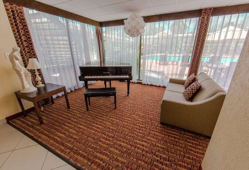 فندق Ramada By Wyndham Houston Intercontinental Airport East