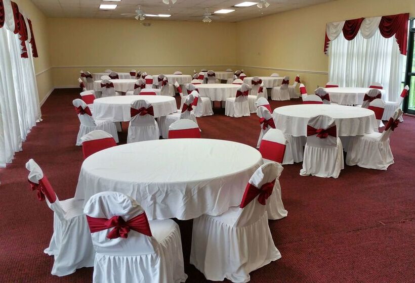 فندق Ramada By Wyndham Houston Intercontinental Airport East